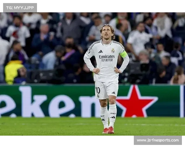 克罗地亚老将莫德里奇赛后跪地掩面，动人瞬间引发球迷共鸣